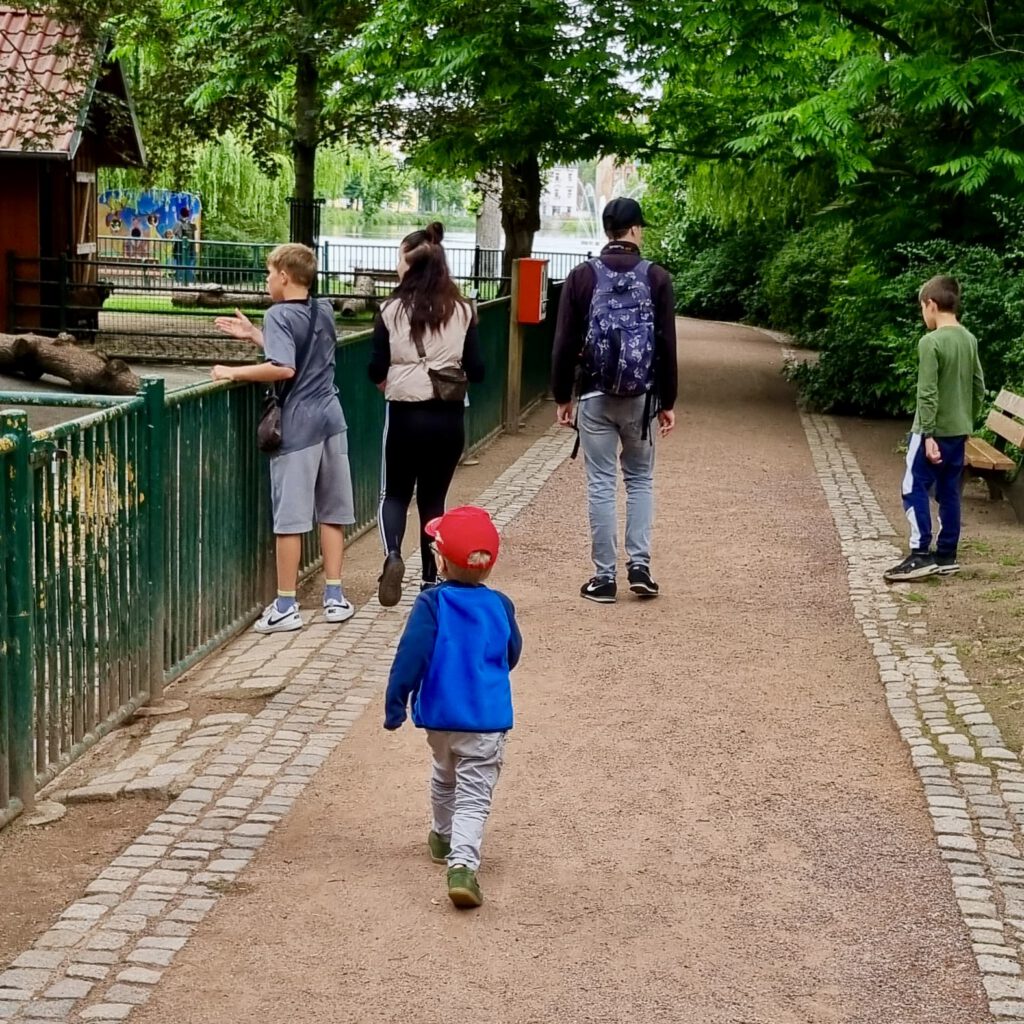 Kinder im Zoo